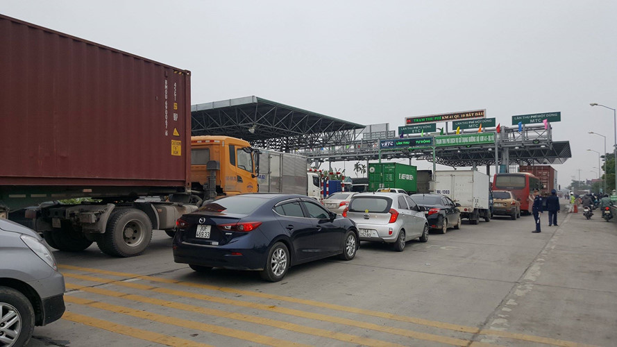 Lưu lượng phương tiện qua Trạm thu phí BOT Tiên Cựu quá đông dẫn đến hiện tượng ùn tắc kéo dài (Ảnh CTV) Lưu lượng phương tiện qua Trạm thu phí BOT Tiên Cựu quá đông dẫn đến hiện tượng ùn tắc kéo dài (Ảnh CTV)