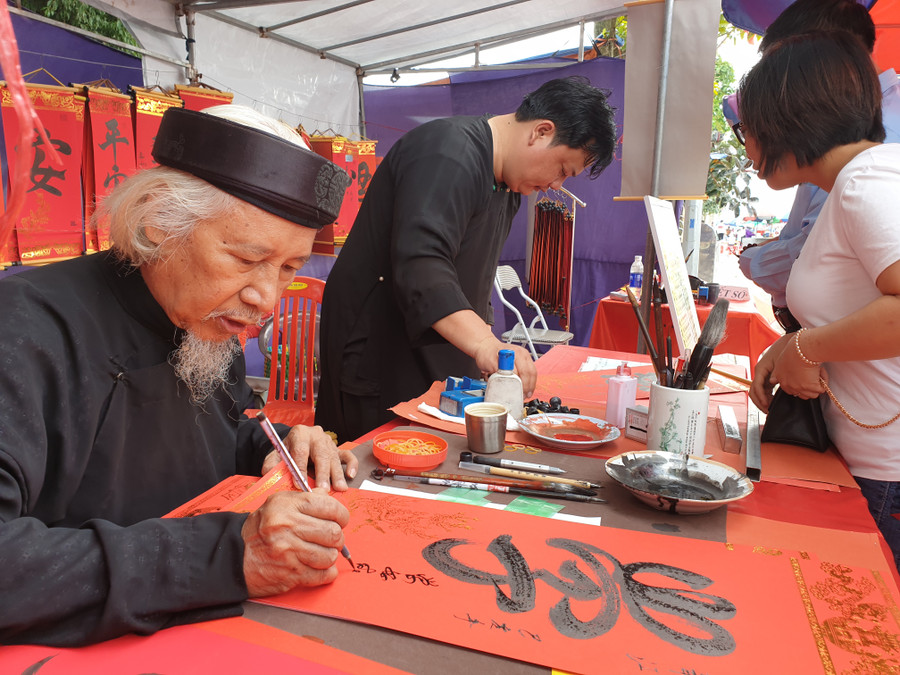 Gian thư pháp của nghệ nhân Lê Thiên Lý luôn có đông người đến xin chữ đầu năm Gian thư pháp của nghệ nhân Lê Thiên Lý luôn có đông người đến xin chữ đầu năm