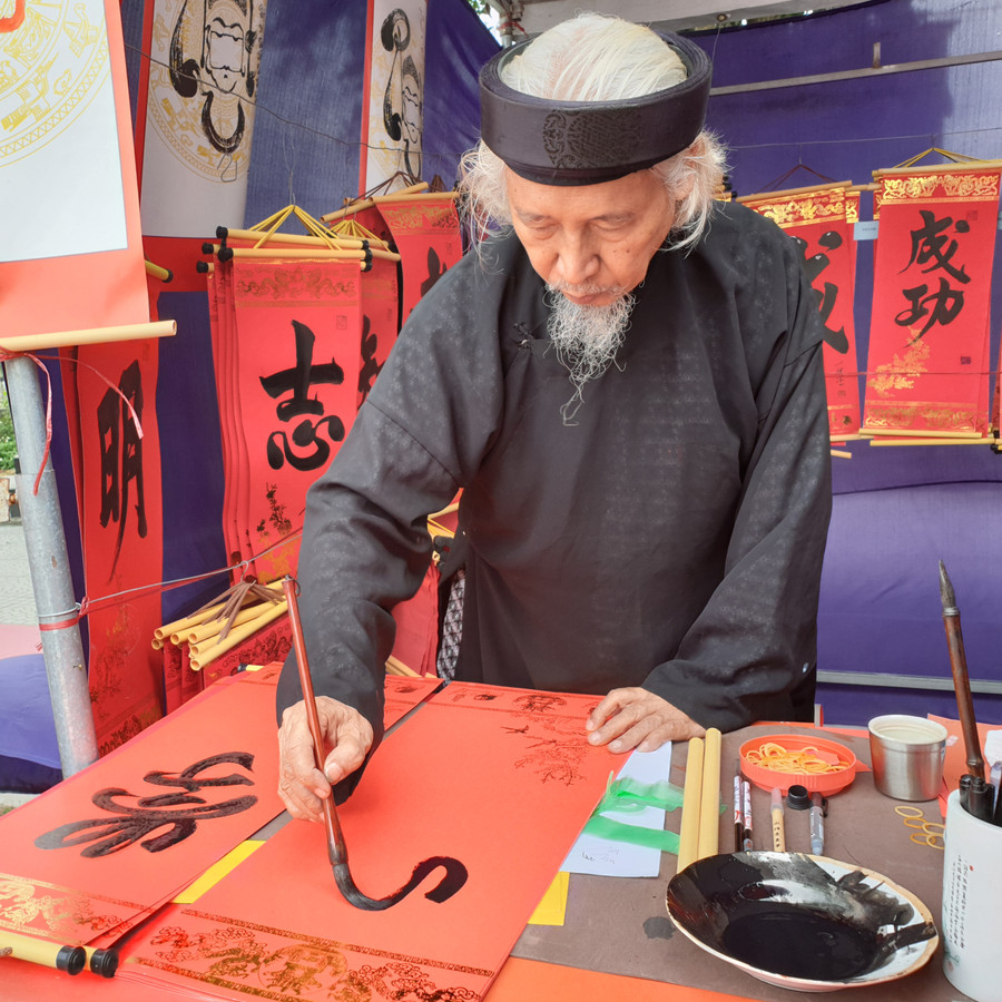 Với ông viết chữ thư pháp xuất phát từ tình yêu và niềm đam mê Với ông viết chữ thư pháp xuất phát từ tình yêu và niềm đam mê