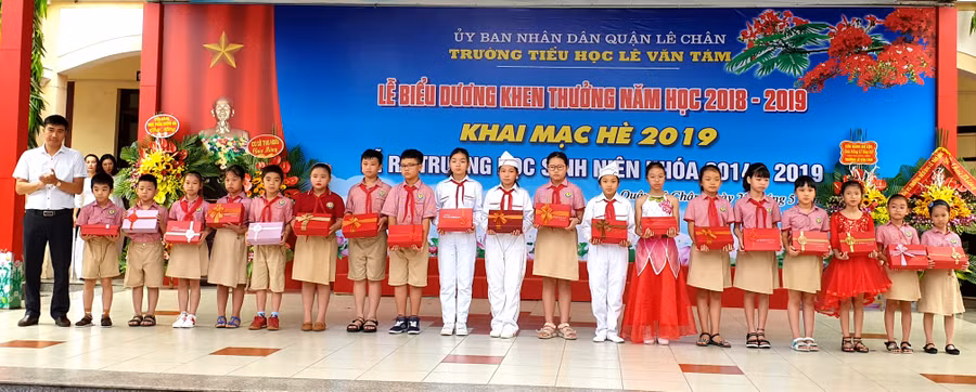 Nhiều học sinh đạt thành tích cao trong học tập được nhà trường ngợi khen.