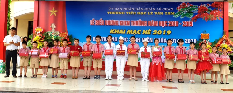 Nhiều học sinh đạt thành tích cao trong học tập được nhà trường ngợi khen.