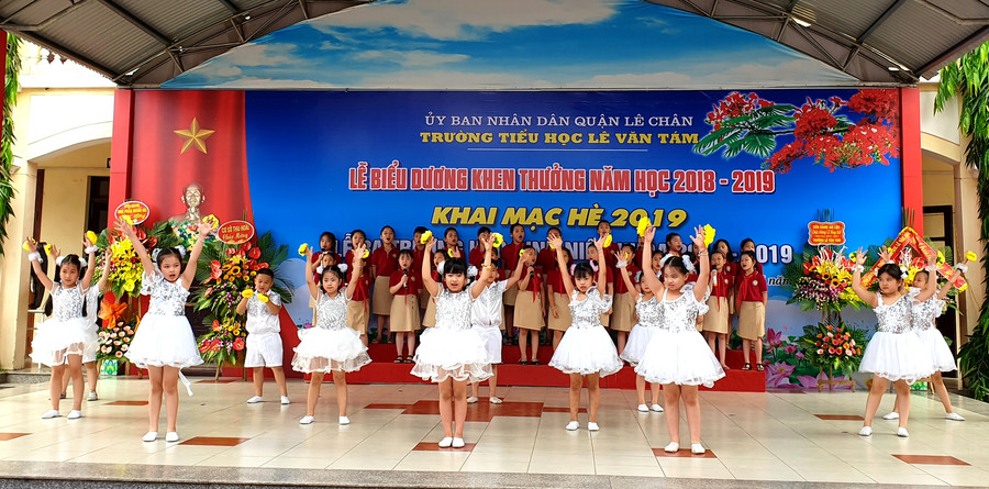 Những tiết mục văn nghệ đặc sắc của học sinh Trường Tiểu học Lê Văn Tám.