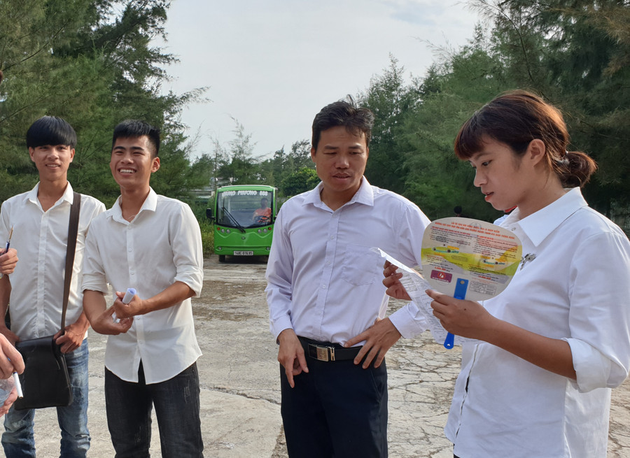 Thầy giáo Phùng Văn Tuấn dặn dò, động viên học trò sau ngày thi đầu tiên