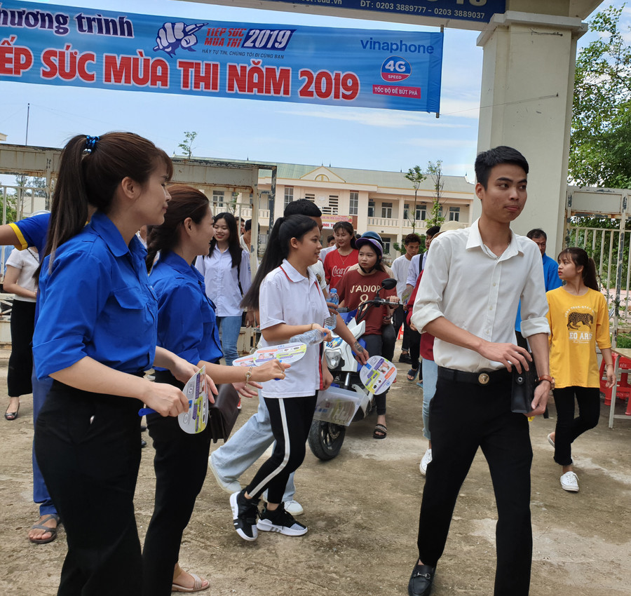 Thanh niên tình nguyện thuộc Đoàn khối các cơ quan của huyện Cô Tô nhiệt tình đón và hướng dẫn thí sinh