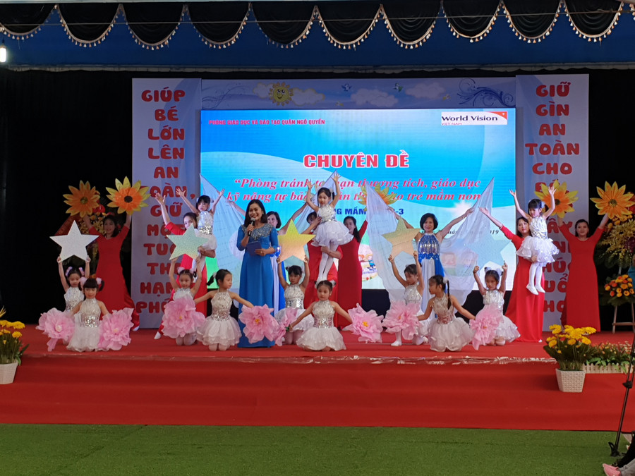 Phần biểu diễn văn nghệ sôi nổi của cô trò Trường Mầm non 8/3 Phần biểu diễn văn nghệ sôi nổi của cô trò Trường Mầm non 8/3