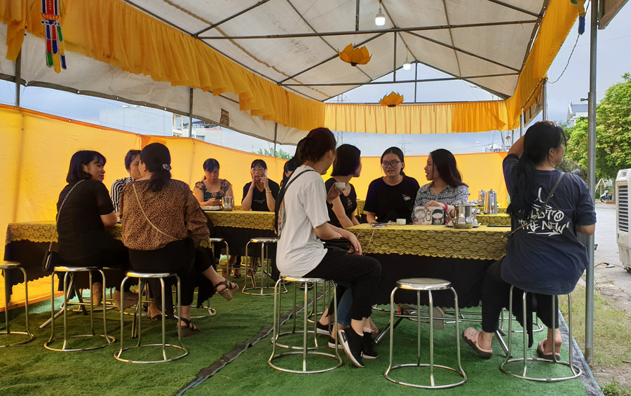 Bạn cùng lớp 12D1 với Ánh đến chia buồn với gia đình và tiễn bạn lần cuối Bạn cùng lớp 12D1 với Ánh đến chia buồn với gia đình và tiễn bạn lần cuối