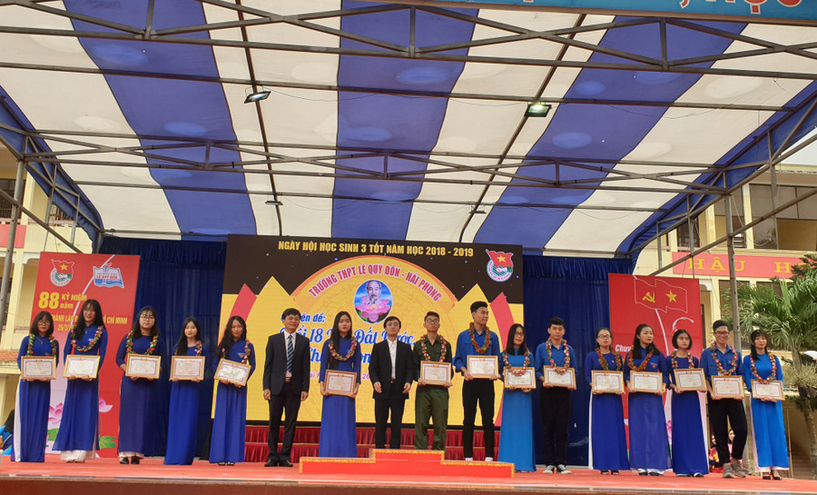 Lãnh đạo Thành Đoàn Hải Phòng và Hiệu trưởng nhà trường biểu dương 15 học sinh đạt danh hiệu "Học sinh 3 tốt" Lãnh đạo Thành Đoàn Hải Phòng và Hiệu trưởng nhà trường biểu dương 15 học sinh đạt danh hiệu "Học sinh 3 tốt"