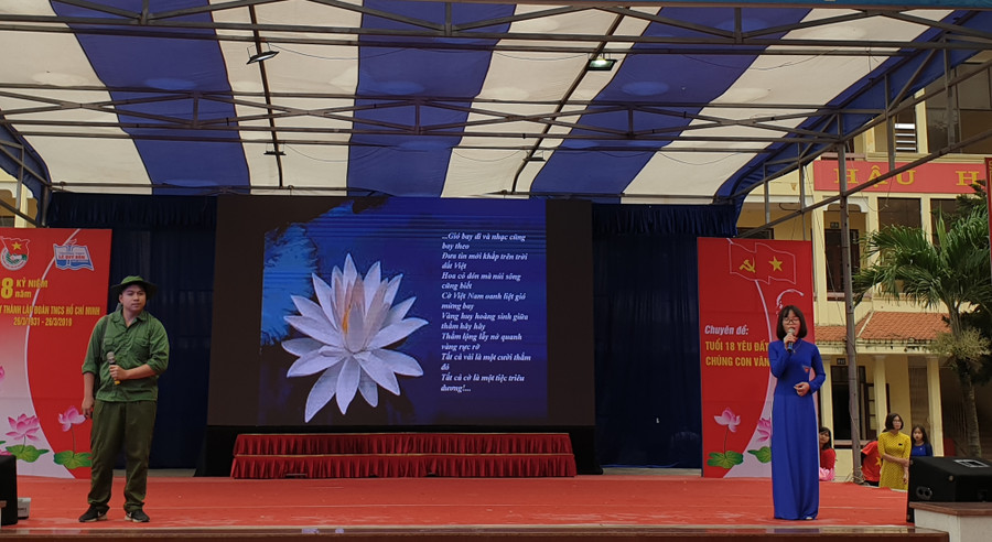 Câu chuyện kể mang tên "Nhớ Người - mùa thu năm ấy" do học sinh lớp 12A1 trình bày rất xúc động Câu chuyện kể mang tên "Nhớ Người - mùa thu năm ấy" do học sinh lớp 12A1 trình bày rất xúc động