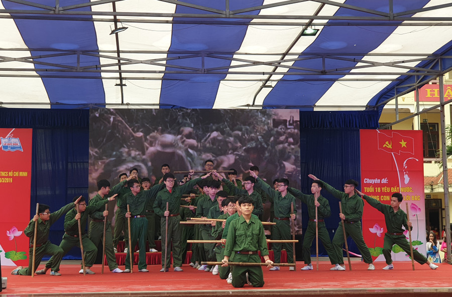 Chương trình nghệ thuật với tổ khúc: "Thơm ngát hương Sen- Dấu chân phía trước- Việt Nam đẹp nhất tên người" Chương trình nghệ thuật với tổ khúc: "Thơm ngát hương Sen- Dấu chân phía trước- Việt Nam đẹp nhất tên người"