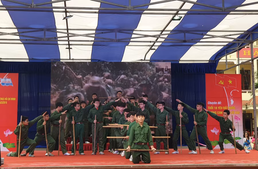 Chương trình nghệ thuật với tổ khúc: "Thơm ngát hương Sen- Dấu chân phía trước- Việt Nam đẹp nhất tên người" Chương trình nghệ thuật với tổ khúc: "Thơm ngát hương Sen- Dấu chân phía trước- Việt Nam đẹp nhất tên người"