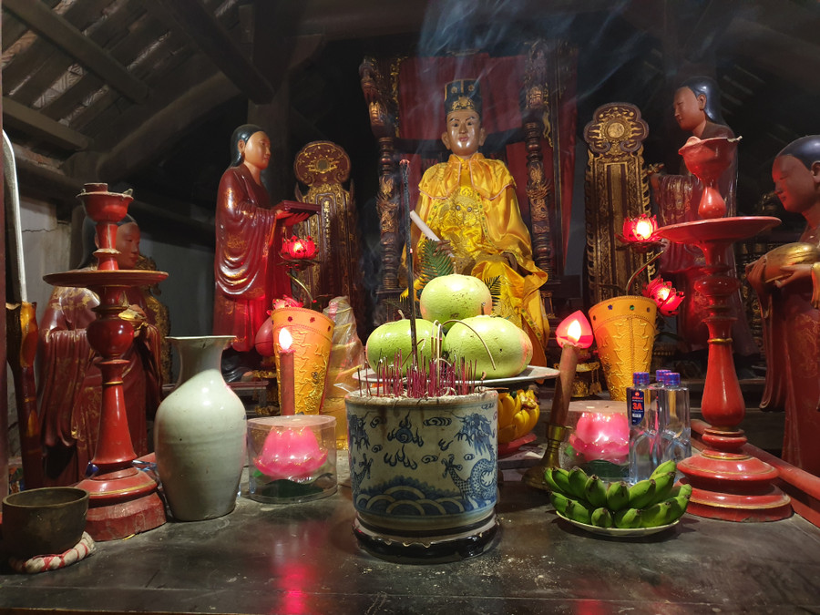 Tượng đức Thánh Linh Lang Đại Vương (tượng ngồi) Tượng đức Thánh Linh Lang Đại Vương (tượng ngồi)