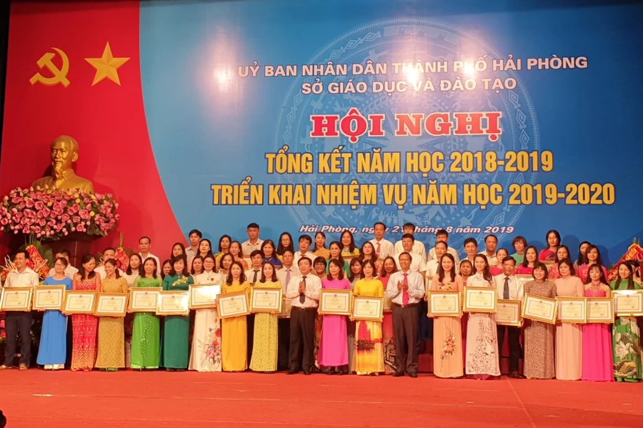 Lãnh đạo Sở GD&ĐT trao thưởng cho 72 giáo viên hoàn thành xuất sắc nhiệm vụ năm học 2018-2019