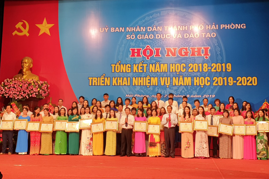 Lãnh đạo Sở GD&ĐT trao thưởng cho 72 giáo viên hoàn thành xuất sắc nhiệm vụ năm học 2018-2019