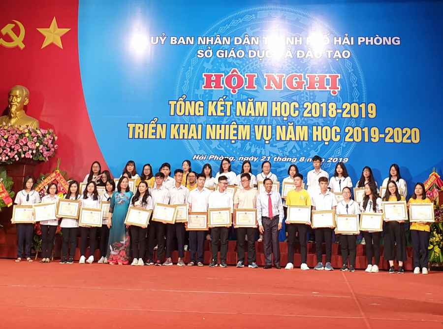 Lãnh đạo Sở GD&ĐT Hải Phòng tặng khen 47 học sinh đạt giải nhất, nhì, ba trong cuộc thi HSG quốc gia