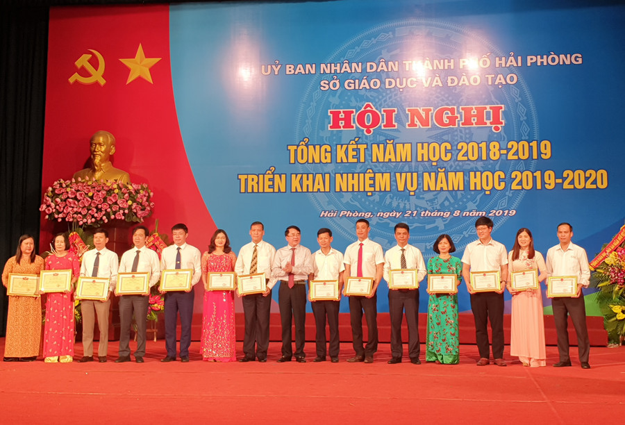 Ông Lê Khắc Nam- Phó Chủ tịch UBND thành phố Hải Phòng tặng thưởng cho các cá nhân có thành tích trong năm học