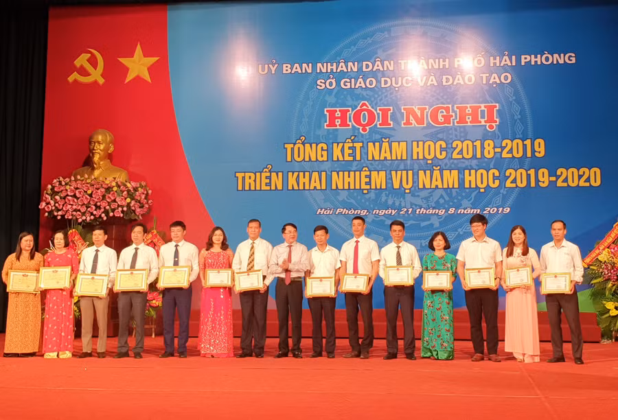 Ông Lê Khắc Nam- Phó Chủ tịch UBND thành phố Hải Phòng tặng thưởng cho các cá nhân có thành tích trong năm học