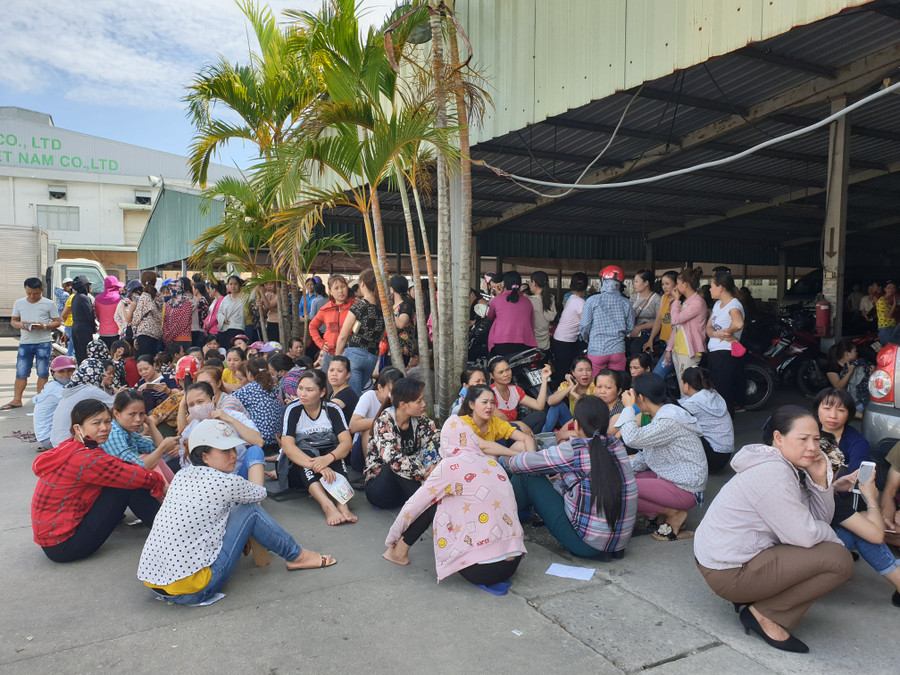 Suốt 5 ngày công nhân Cty KaiYang "đội nắng" đòi quyền lợi khi biết Giám đốc Cty bỏ trốn Suốt 5 ngày công nhân Cty KaiYang "đội nắng" đòi quyền lợi khi biết Giám đốc Cty bỏ trốn