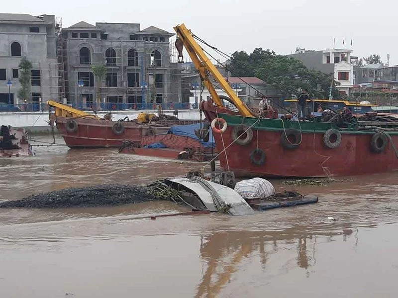 Sà lan chở than bị chìm trên sông Tam Bạc 