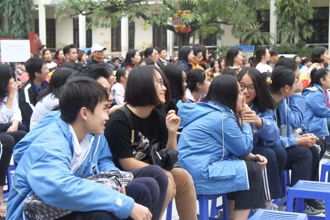 Tại buổi tuyên truyền học sinh và phụ huynh nhà trường được trang bị nhiều kiến thức về an toàn giao thông, cách xử lý tình huống khi tham gia giao thông Tại buổi tuyên truyền học sinh và phụ huynh nhà trường được trang bị nhiều kiến thức về an toàn giao thông, cách xử lý tình huống khi tham gia giao thông