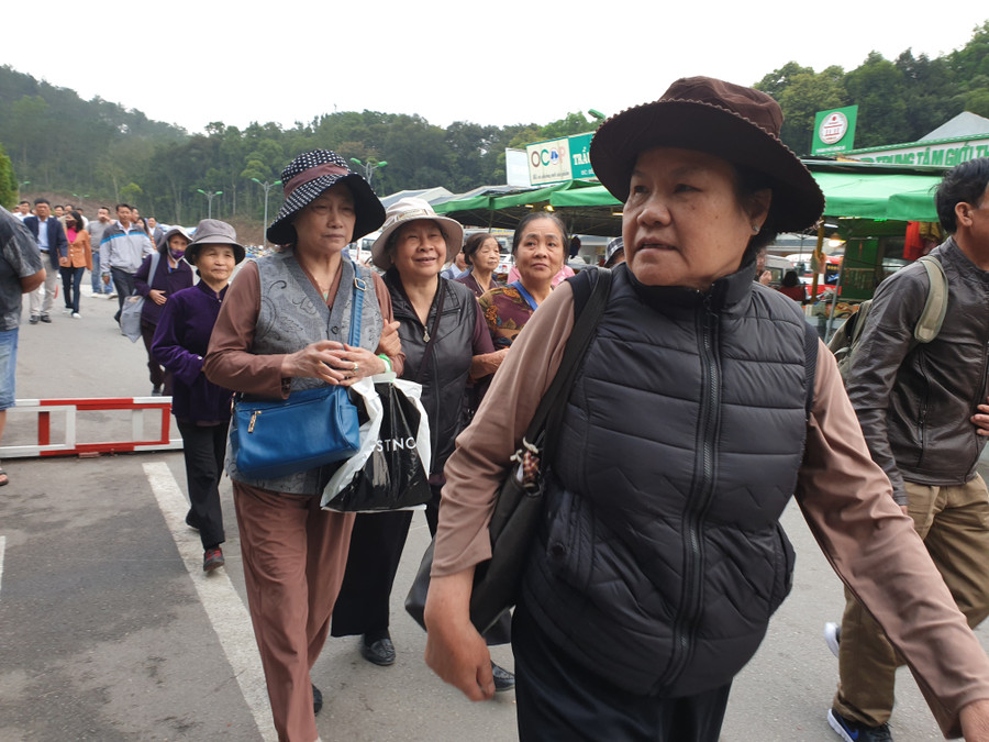 Trong ngày khai hội hàng vạn du khách trong và ngoài nước hành hương về Yên Tử Trong ngày khai hội hàng vạn du khách trong và ngoài nước hành hương về Yên Tử