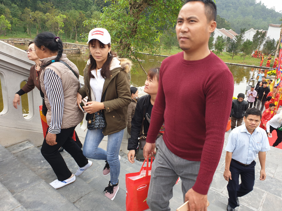 Du khách đến chiêm bái và lễ phật Du khách đến chiêm bái và lễ phật