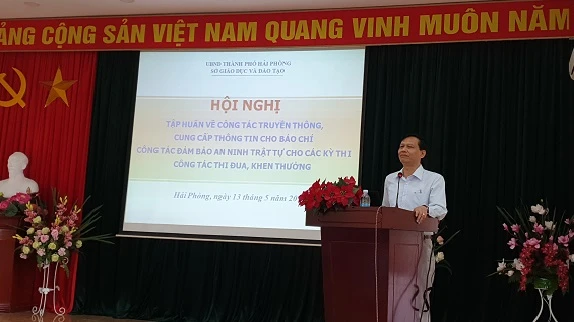 Ông Nguyễn Xuân Trường- Giám đốc Sở GD&ĐT Hải Phòng truyền đạt tới các cán bộ, lãnh đạo ngành giáo dục Hải Phòng những kiến thức, kỹ năng về việc cung cấp thông tin cho báo chí