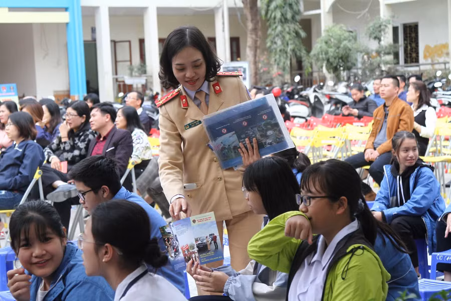 Tờ rơi về an toàn giao thông được chiến sỹ công an phát đến tay các em học sinh Tờ rơi về an toàn giao thông được chiến sỹ công an phát đến tay các em học sinh