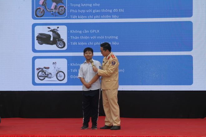 Phần hỏi đáp về kiến thức giao thông giữa cán bộ Phòng Cảnh sát giao thông đường bộ, đường sắt (Công an TP. Hải Phòng) với học sinh nhà trường