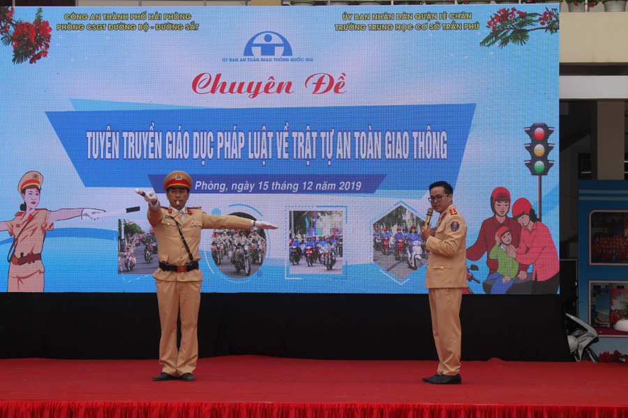 Báo cáo viên Đội Tuyên truyền và xử lý trang bị kiến thức về tín hiệu điều khiển giao thông của cảnh sát giao thông ở trên đường tới học sinh