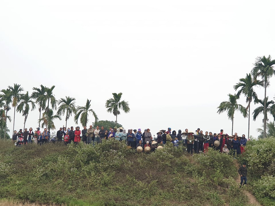 Khi nghe tin, nhiều người dân đã đến tận bãi cọc để tận mắt chứng kiến Khi nghe tin, nhiều người dân đã đến tận bãi cọc để tận mắt chứng kiến