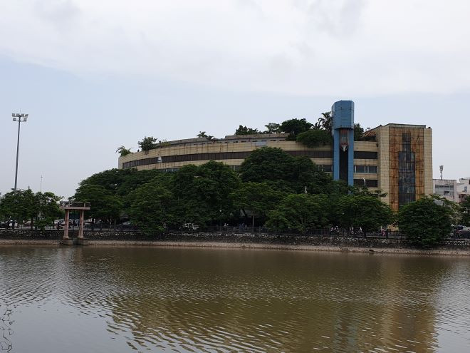 Trung tâm thương mại chợ Sắt già nua, cũ kỹ giữa trung tâm thành phố Trung tâm thương mại chợ Sắt già nua, cũ kỹ giữa trung tâm thành phố