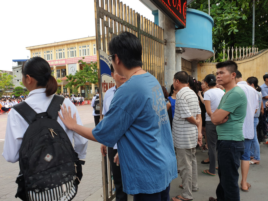 Những cái vẫy tay, vỗ vai của phụ huynh thể hiện sự động viên tinh thần, giúp con vững vàng tâm lý, làm bài tốt