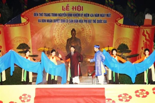 Vở ca cảnh chèo "Lưu danh muôn thuở" ca ngợi thân thế, công lao to lớn của Trạng Trình Nguyễn Bỉnh Khiêm. Vở ca cảnh chèo "Lưu danh muôn thuở" ca ngợi thân thế, công lao to lớn của Trạng Trình Nguyễn Bỉnh Khiêm.