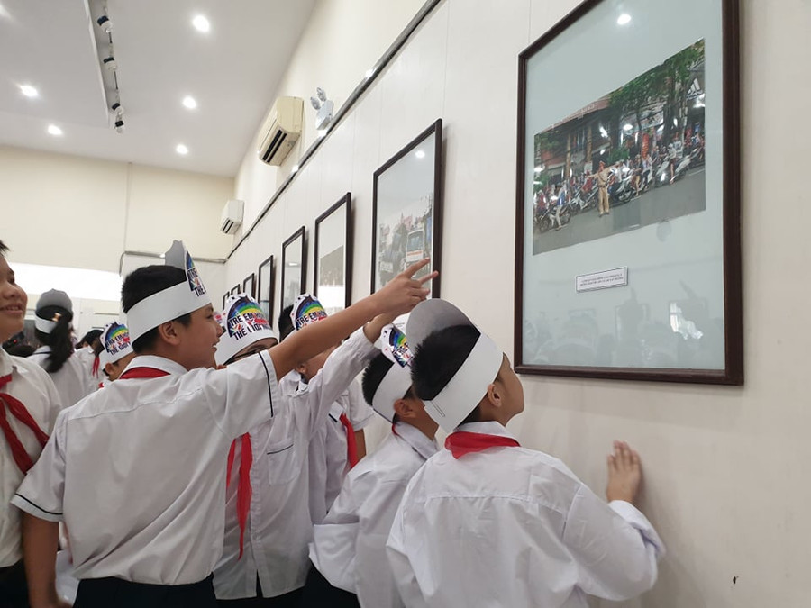 Những bức ảnh với chủ đề "an toàn giao thông cho trẻ em" thu hút sự quan tâm của các em học sinh Những bức ảnh với chủ đề "an toàn giao thông cho trẻ em" thu hút sự quan tâm của các em học sinh