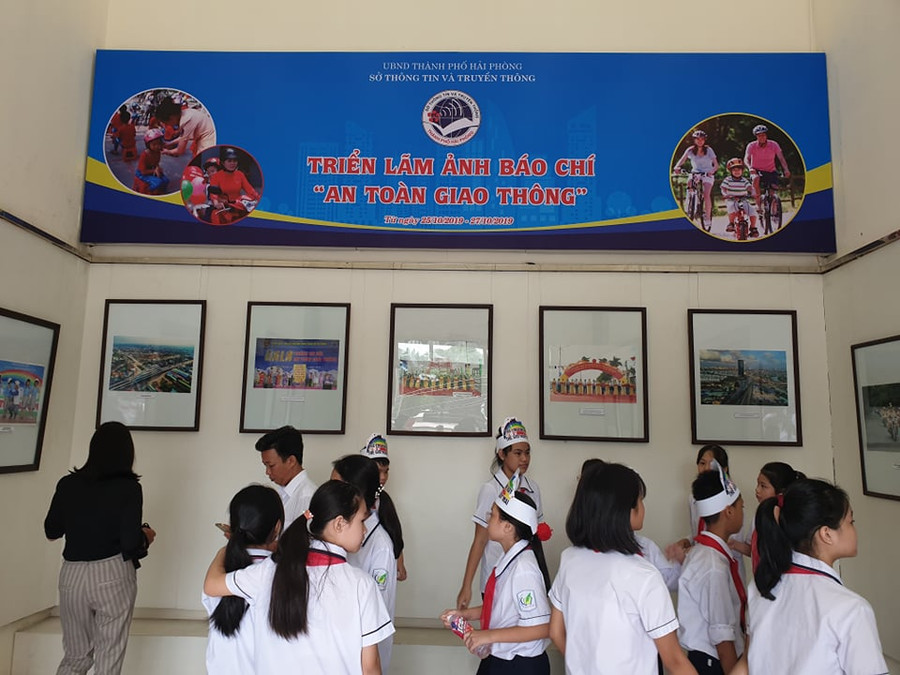 Triển lãm nhằm nâng cao ý thức, vận động nhân dân thực hiện nếp sống "văn hóa giao thông" Triển lãm nhằm nâng cao ý thức, vận động nhân dân thực hiện nếp sống "văn hóa giao thông"