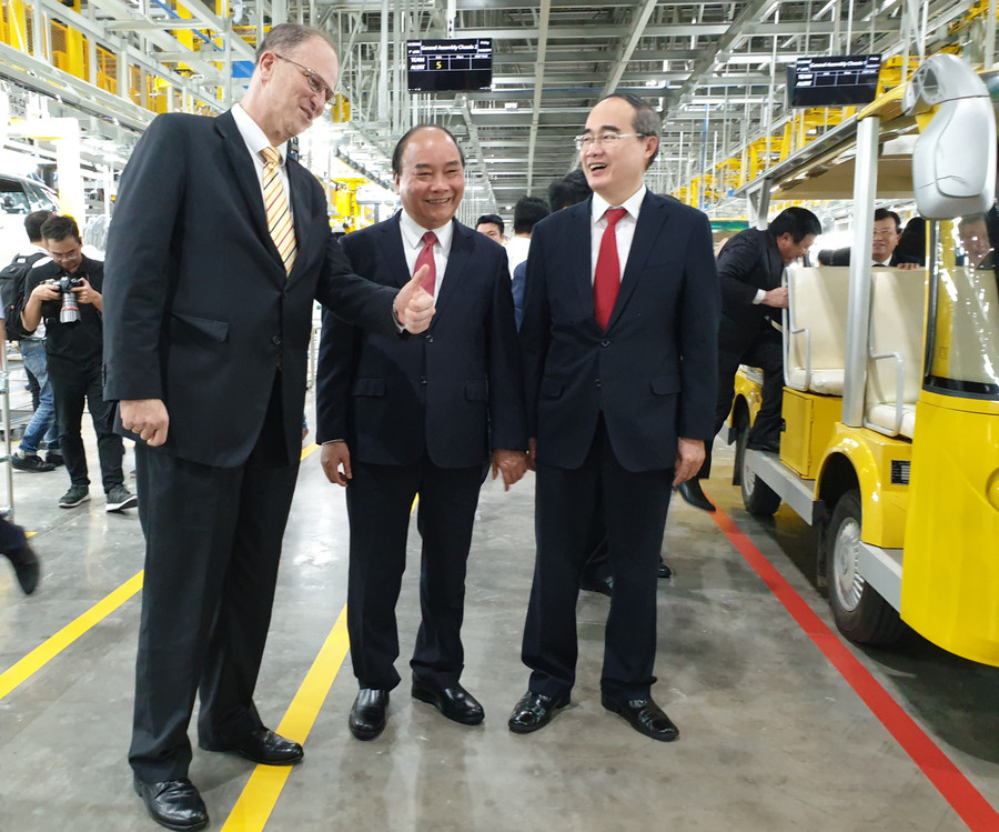 Thủ tướng Chính phủ Nguyễn Xuân Phúc tin tưởng VinFast sớm xác lập được vị thế vững chắc thị trường trong nước và đưa ngành công nghiệp ô tô Việt Nam tiến ra khu vực và toàn cầu Thủ tướng Chính phủ Nguyễn Xuân Phúc tin tưởng VinFast sớm xác lập được vị thế vững chắc thị trường trong nước và đưa ngành công nghiệp ô tô Việt Nam tiến ra khu vực và toàn cầu