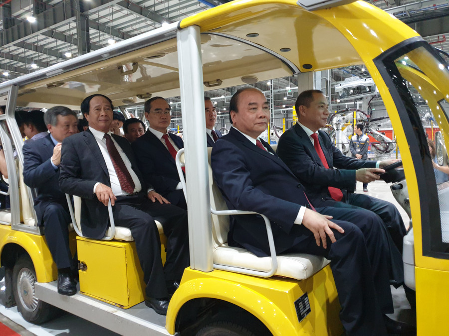 Ông Phạm Nhật Vượng- Chủ tich Tập đoàn Vingoup lái xe điện chở Thủ tướng Chính phủ Nguyễn Xuân Phúc cùng các đại biểu của trung ương và thành phố Hải Phòng thăm quan nhà máy sản xuất ô tô VinFast Ông Phạm Nhật Vượng- Chủ tich Tập đoàn Vingoup lái xe điện chở Thủ tướng Chính phủ Nguyễn Xuân Phúc cùng các đại biểu của trung ương và thành phố Hải Phòng thăm quan nhà máy sản xuất ô tô VinFast