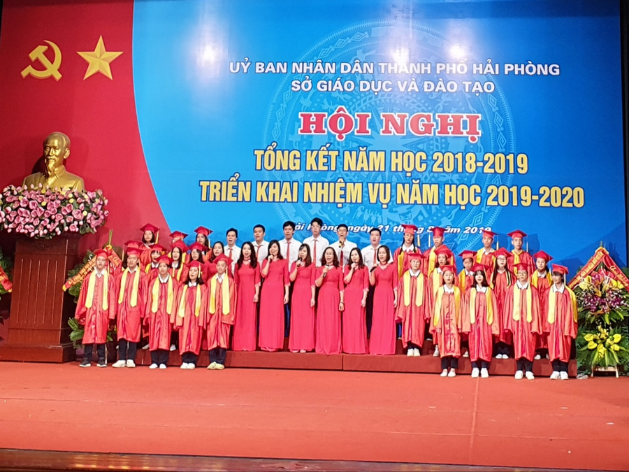 Chương trình văn nghệ chào mừng của tập thể thầy và trò quận Lê Chân