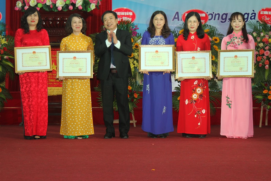 Ông Vũ Văn Trà- Phó Giám đốc Sở GD&ĐT thành phố Hải Phòng tặng bằng khen cho những giáo viên có thành tích xuất sắc trong năm học 2018-2019