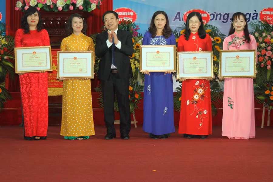 Ông Vũ Văn Trà- Phó Giám đốc Sở GD&ĐT thành phố Hải Phòng tặng bằng khen cho những giáo viên có thành tích xuất sắc trong năm học 2018-2019