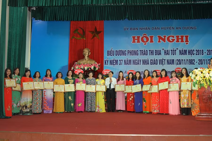 Tại hội nghị nhiều tập thể, giáo viên được lãnh đạo các cấp biểu dương, ghi nhận những thành tích, đóng góp cho sự nghiệp "trồng người"