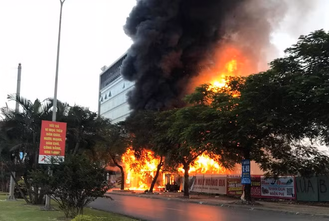 Đám cháy bốc lên dữ dội