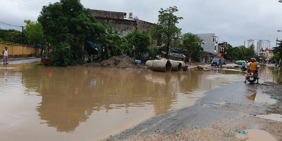 Dự án Kênh Ba Tổng còn dang dở dẫn đến hệ thống thoát nước kém. Dù ngập lụt sau mưa bão nhưng phía nhà thầu không hề có biển cảnh báo hoặc hướng dẫn người dân lưu thông qua đoạn đường này