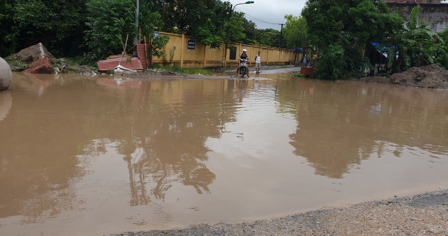 Đường Thiên Lôi đoạn giáp Trường Cao đẳng Công nghệ, Kinh tế và Thủy sản ngập ngang bánh xe