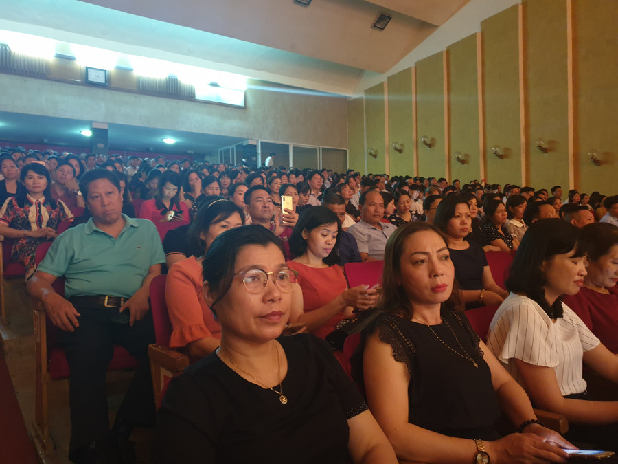 Hội nghị có sự tham gia của hàng trăm lãnh đạo phòng GD&ĐT quận, huyện và hiệu trưởng các trường học trên toàn thành phố Hội nghị có sự tham gia của hàng trăm lãnh đạo phòng GD&ĐT quận, huyện và hiệu trưởng các trường học trên toàn thành phố