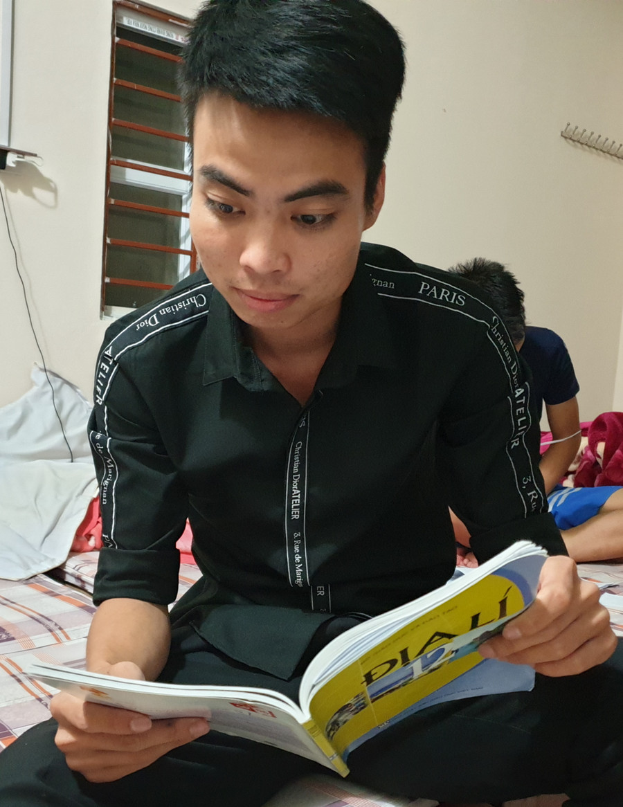 Em Nguyễn Hà Minh tranh thủ xem lại kiến thức môn Địa lý Em Nguyễn Hà Minh tranh thủ xem lại kiến thức môn Địa lý