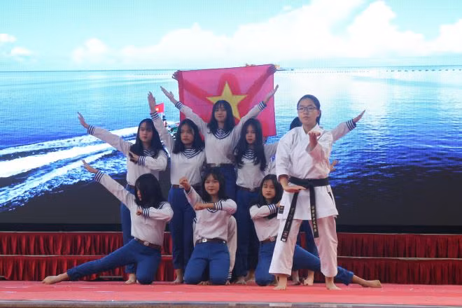 Những màn biểu diễn đầy xúc cảm, riêng biệt của học sinh THPT Lê Quý Đôn