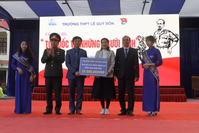 Thầy và trò trường THPT Lê Quý Đôn quyên góp được 25.000.000 gửi các chiến sỹ Hải quân và nhân dân đảo Sinh Tồn góp phần xây bệnh xá