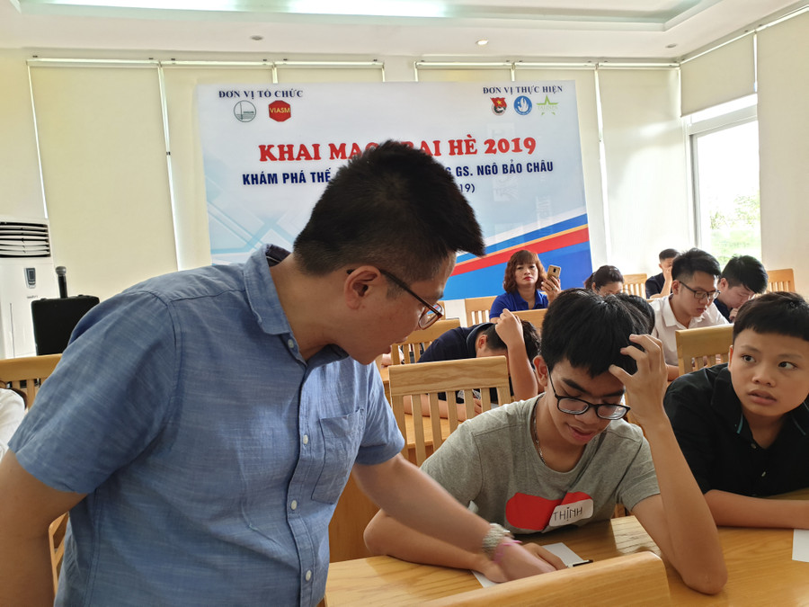 Sau lễ khai mạc chương trình Trại hè, các em học sinh được giao lưu và cùng Giáo sư Ngô Bảo Châu giải những bài toán vui Sau lễ khai mạc chương trình Trại hè, các em học sinh được giao lưu và cùng Giáo sư Ngô Bảo Châu giải những bài toán vui