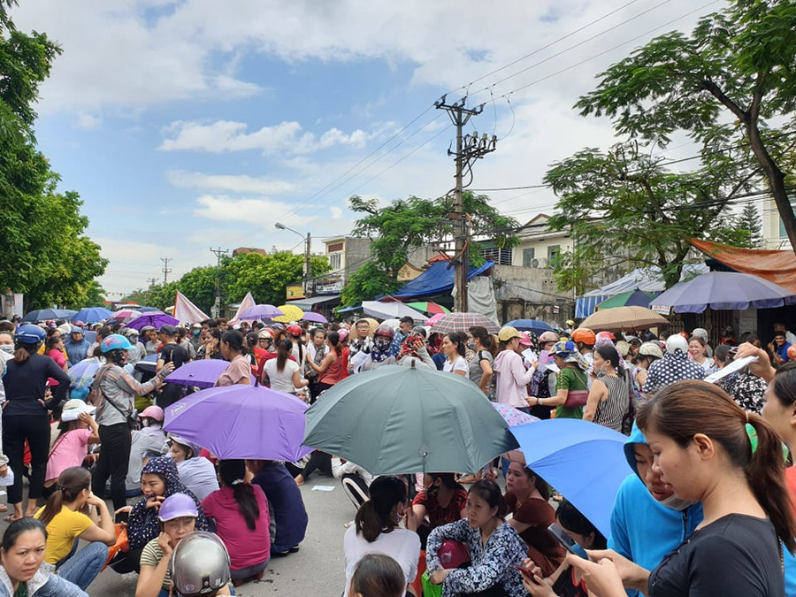 Công nhân ngồi giữa đường Hoàng Quốc Việt đấu tranh đòi quyền lợi Công nhân ngồi giữa đường Hoàng Quốc Việt đấu tranh đòi quyền lợi